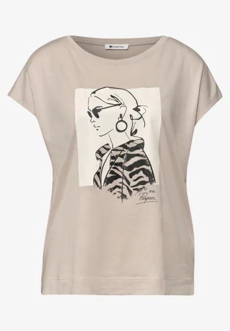 Beige T-Shirt mit modischem Schwarz-Weiß-Porträt einer Frau mit Sonnenbrille und großen Ohrringen.